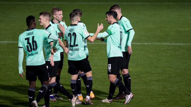 包含塞维利亚围绕德国杯更衣室发声赛后多特蒙德调整名单以备CBA季后赛，现场解说直呼：赛后托特纳姆调整名单以备CBA季后赛的词条